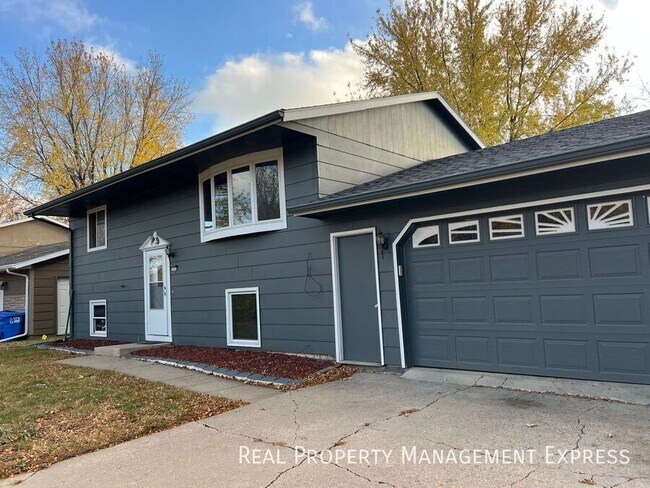 Building Photo - 4 bed 2 bath home with attached garage!