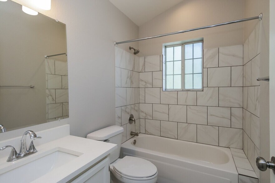 Building Photo - 441 S Maple
