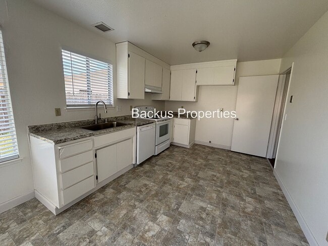 Building Photo - Spacious fenced yard - Three bedroom home ...