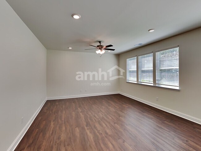 Building Photo - 1943 Windsor Park Ave