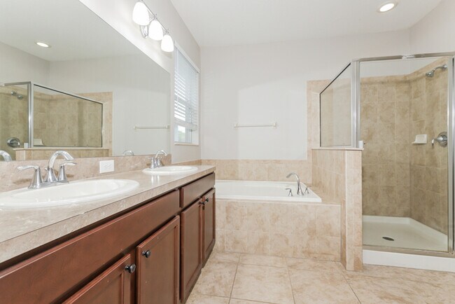 Building Photo - Spacious 6-Bedroom Florida Home
