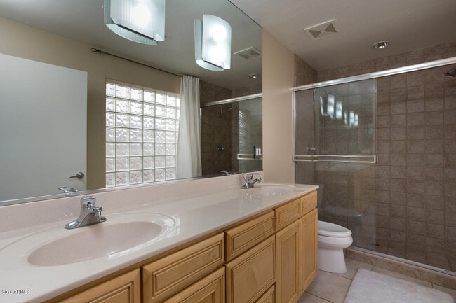 Building Photo - 610 E Malibu Dr