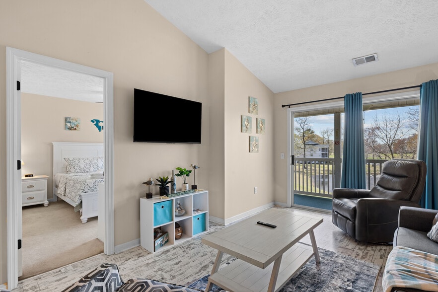 Building Photo - 557 White River Dr