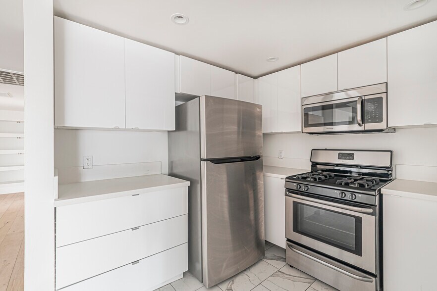 Building Photo - 939 Palm Ave