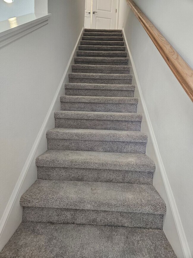 Building Photo - Townhome in The Townhomes of River Landing