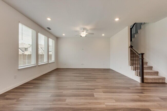 Building Photo - 2404 Swallowtail St