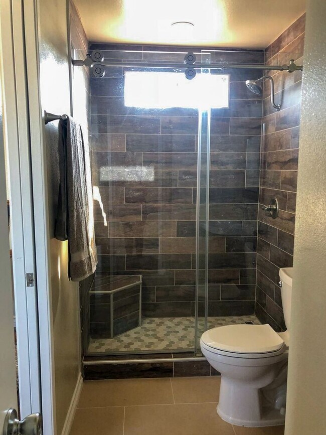 Building Photo - 5 Bed 3 Bath House With Amazing Salt Water Pool!