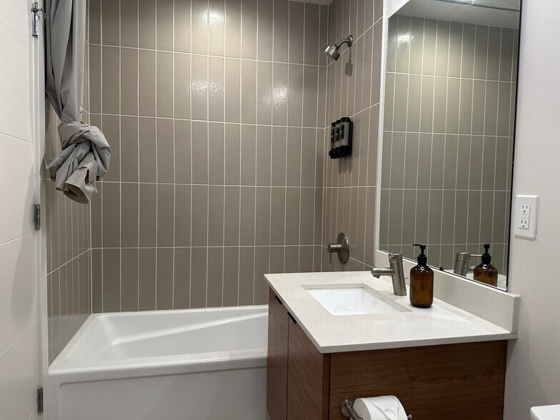 Building Photo - 152 21st Ave E