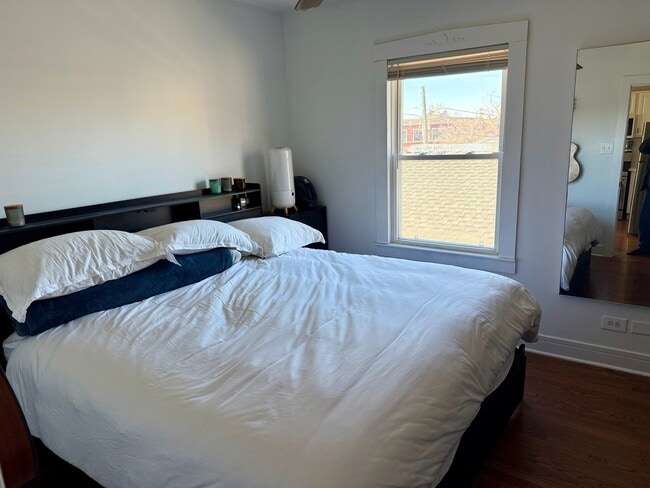 Building Photo - 4954 W Cullom Ave