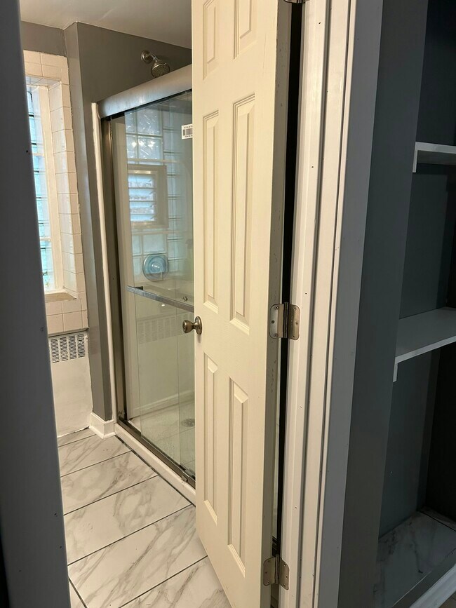 Building Photo - 1828 Gunderson Ave