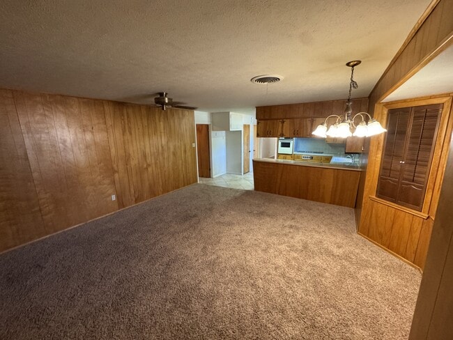 Building Photo - 2201 Barnett Dr