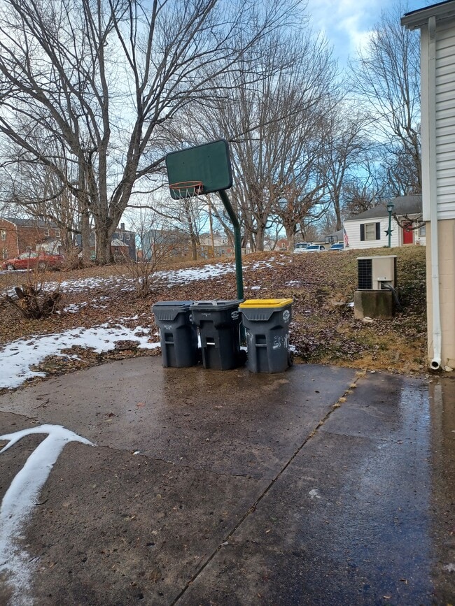 Building Photo - 321 Elder St