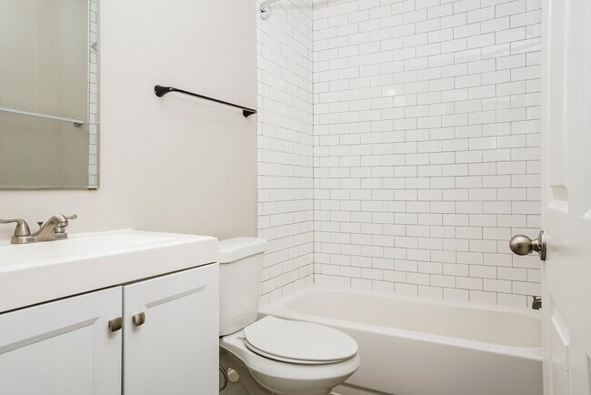 Building Photo - 1616 27th Ave E