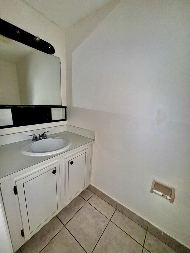 Building Photo - 680 Tennis Club Dr