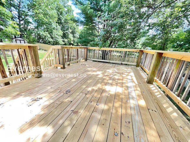 Building Photo - 3 Bed, 2.5 Bath Home with Fenced Yard & Garage / Pet-Friendly / Available Now!