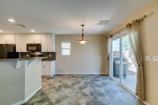 Building Photo - GORGEOUS HOME WITH TONS OF UPGRADES*MOUNTA...