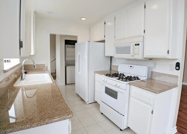 Building Photo - Carmelina Lofts