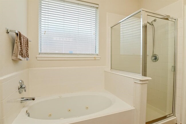 Building Photo - 1030 Riverwood Dr