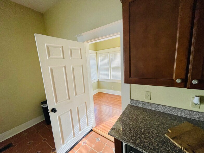 Building Photo - 621 W Daisy L Gatson Bates Dr