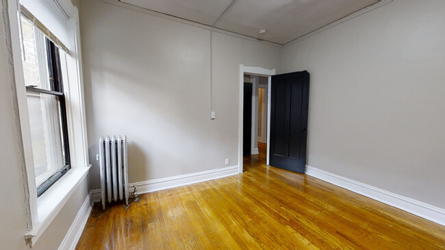 Building Photo - Spacious, Sunny, Top Floor 2-bed with Grea...