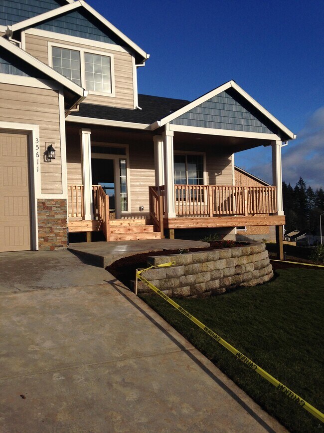 Building Photo - 35611 Valley View Dr