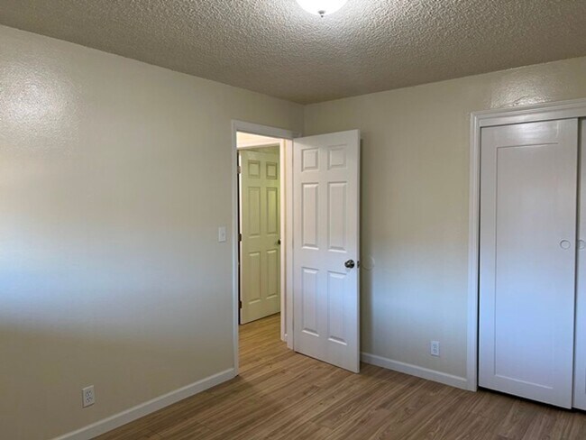 Building Photo - 2Bd/1Ba Single Story Apartment Unit - Move...