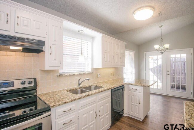 Building Photo - 5823 Hollytree Dr