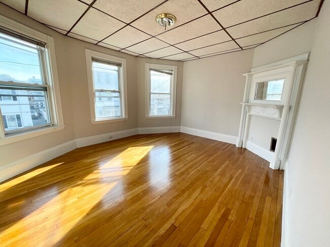 Building Photo - 26-28-28 Harbor View St