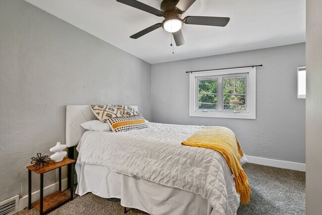 Building Photo - 3 Bedroom House in Southside - Off Street Parking and Central Air