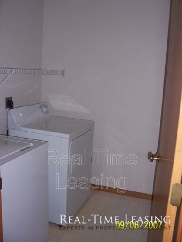 Building Photo - 8997 Scarlet Globe Dr