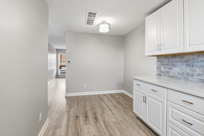 Building Photo - $1,495.95 - 1 Bed, 1 Bath Updated Unit in Westminster with In Unit Washer/Dryer!