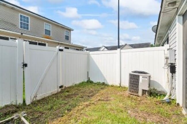 Building Photo - 2BR/2.5BA Townhome in The Gables