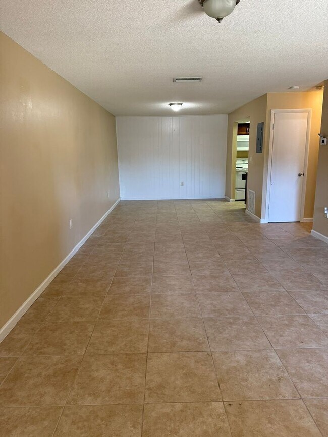 Building Photo - 1/1 Condo in Summit Village Casselberry