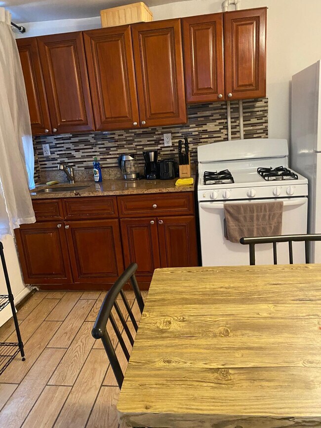 Building Photo - 708 E 44th St