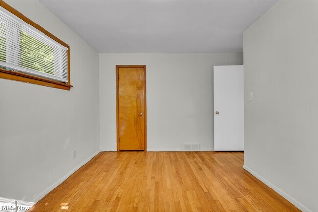 Building Photo - 77 Solon Rd