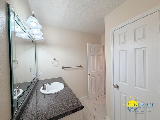 Building Photo - Charming 2 Bedroom Unit in Fort Walton Beach!