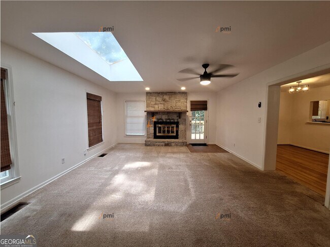 Building Photo - 812 Whelchel Dr