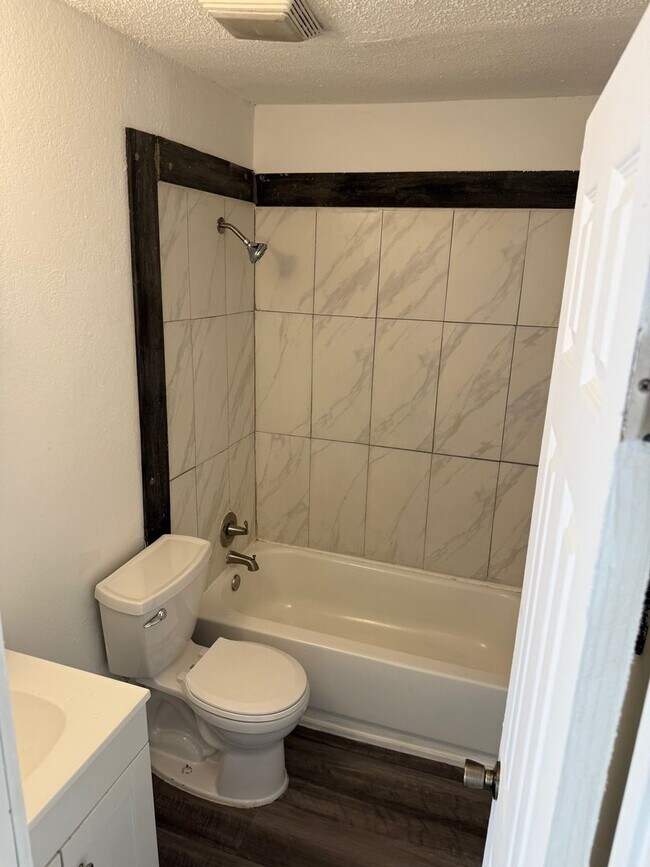 Building Photo - Newly Updated 2 Bed / 1 Bath Duplex