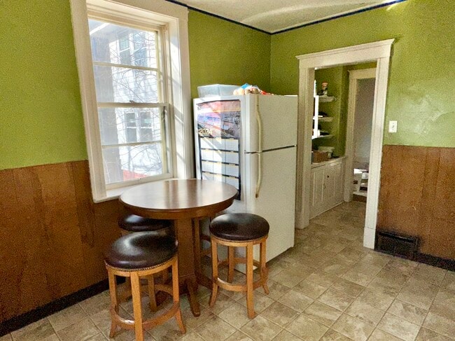 Building Photo - 1212 E 3rd St