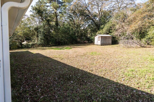 Building Photo - 406 Essex Dr