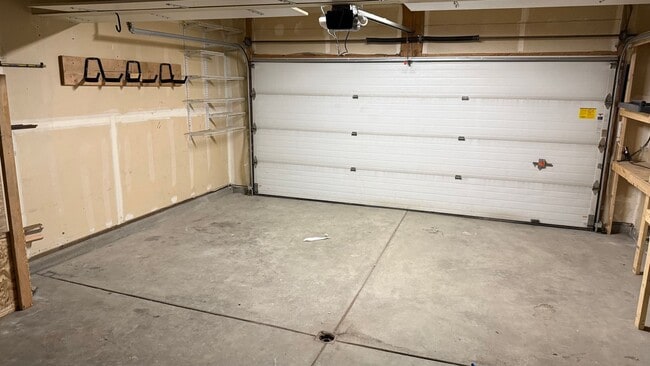 Building Photo - Lovely west Facing 3 Bed, 2 Bath, 2 Car Garage Townhouse!  Available now!