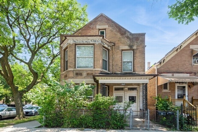 Primary Photo - 3121 N Washtenaw Ave