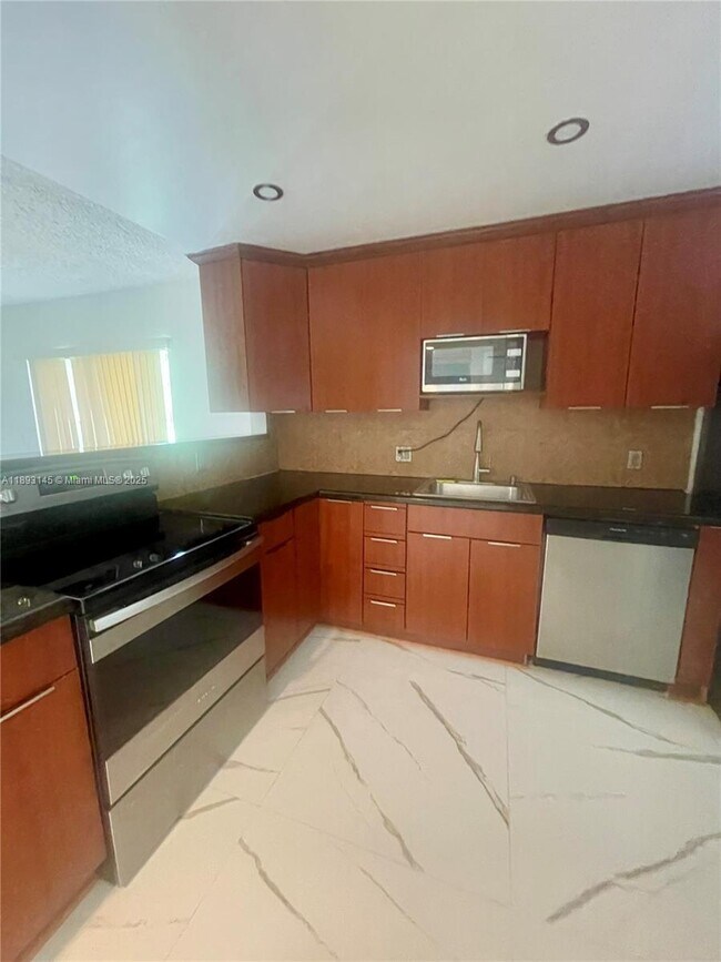 Building Photo - 403 Lakeview Dr