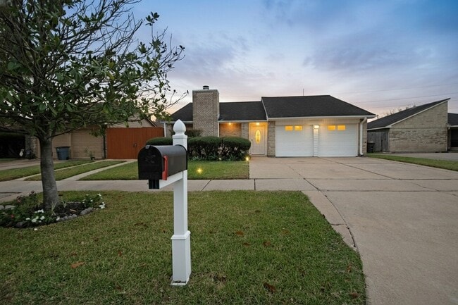 Building Photo - 16311 La Luna Dr