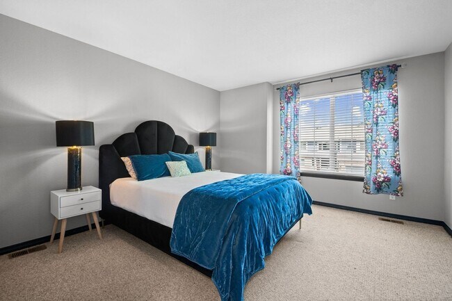 Building Photo - 2062 Hyacinth Rd