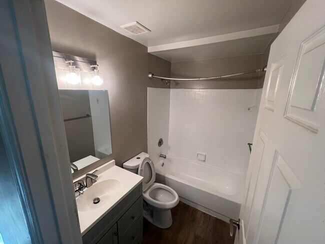 Building Photo - 2 Banyan Wood Ct