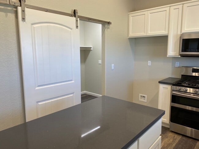 Building Photo - Country property located in Hilmar!