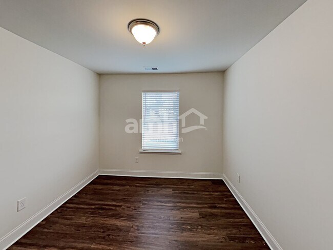 Building Photo - 5235 Valley Dr