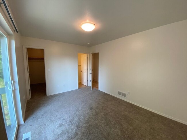 Building Photo - 3 Bed / 2 Bath / 2 Car Garage Townhouse in Eagle River has views for days!!