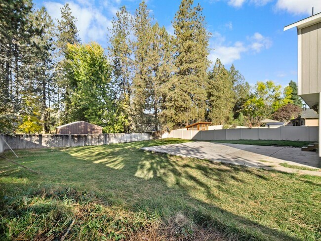 Building Photo - Spacious Home with Fenced Yard & Garage – ...